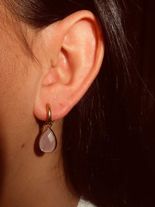 Creolen met druppelvormig natuursteentje – roze - By Moona