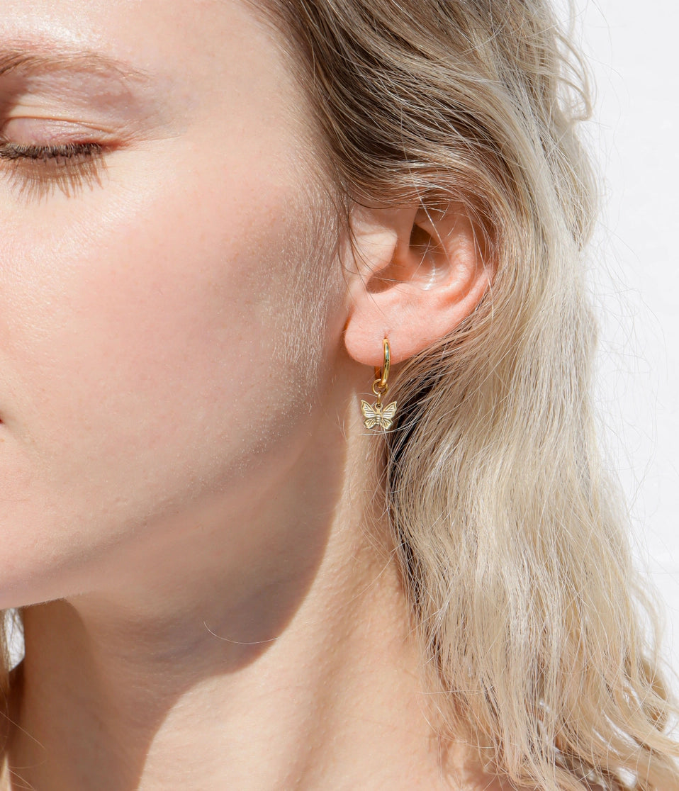 Stalen vlinder huggie oorbellen - By Moona