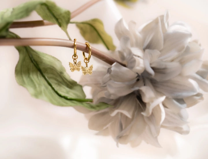 Stalen vlinder huggie oorbellen - By Moona
